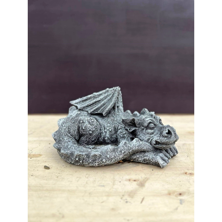 Alvó sárkány szobor