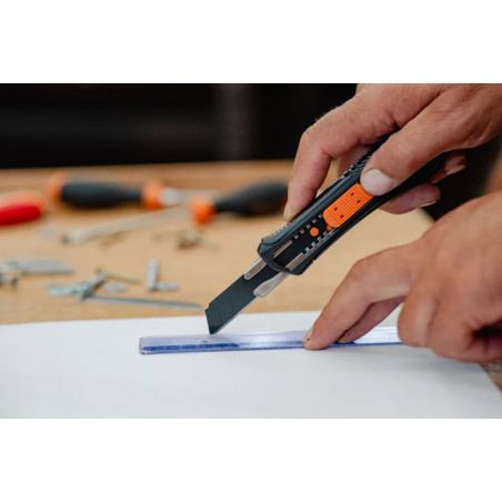 Tapétavágó kés 18mm (DIY-KN1823)